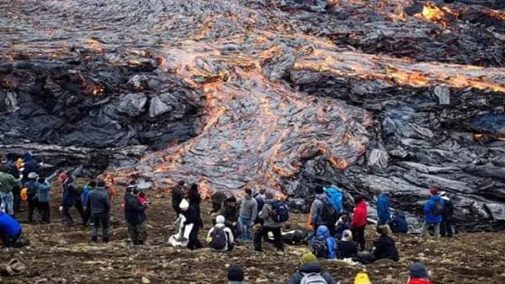 حديث الصورة: بركان آيسلندا يجتذب الزوار بعد ثورانه للمرة الأولى منذ 900 عام