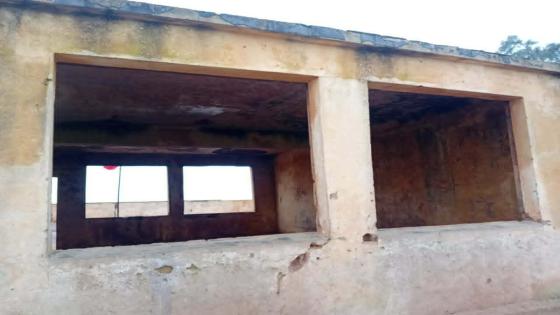 حجرة مهددة بالسقوط بمدرسة الشيح التباري بجماعة أولاد زيد بإقليم الجديدة تغرق في مياه الأمطار