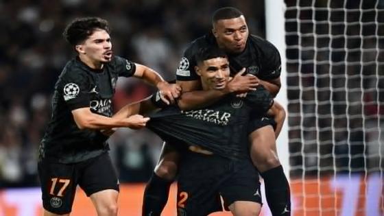 حكيمي يستعد رفقة سان جيرمان للاحتفال بالتتويج بالدوري الفرنسي خلال مواجهة لوهافر