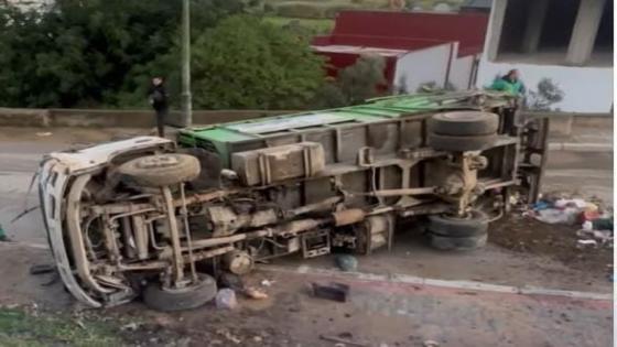 انقلاب شاحنة النظافة بمنحدر خطير بتطوان تخلف إصابة شخصين