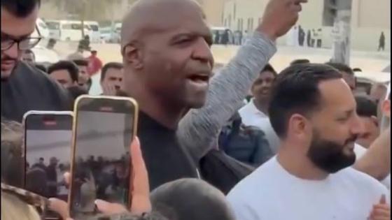 الفنان الأمريكي تيري كروز يشارك في توزيع الوجبات على الصائمين بدبي