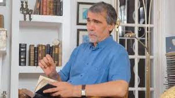 كيليطو في بيت الشعر بمناسبة الاحتفال بمدينة مراكش عاصمة للثقافة في العالم الإسلامي