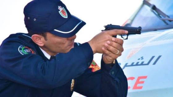 طنجة : شرطي يشهر سلاحه الوظيفي خلال تدخل أمني