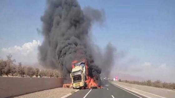حريق مهول يلتهم شاحنة ضخمة بالطريق السيار بين مراكش وأكادير
