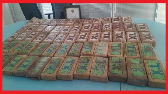 عناصر الأمن والجمارك تعتقل سائق شاحنة وتحجز أكثر من 75 كيلوغراماً من الكوكايين بمعبر الكركارات