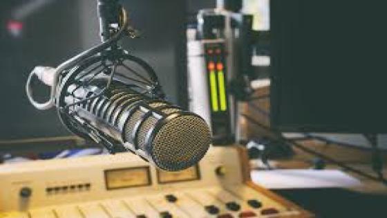 الإذاعة في العصر الرقمي: تحول النموذج الإعلامي وآفاق النمو