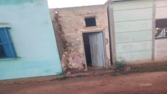 تلاميذ الوحدة المدرسية البيادرة بأولاد أفرج يضطرون لقضاء حاجتهم البيولوجية وراء حائط المقبرة المجاورة