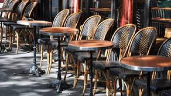 أرباب المقاهي والمطاعم بإمكانهم استئناف أنشطتهم الخدماتية ابتداء من يوم غد الجمعة شريطة الاقتصار على تسليم الطلبات المحمولة وخدمات التوصيل إلى الزبناء