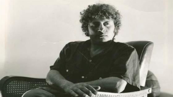 حسين البرغوثي في كتاب”سأكون بين اللوز” بترجمة إنكليزية